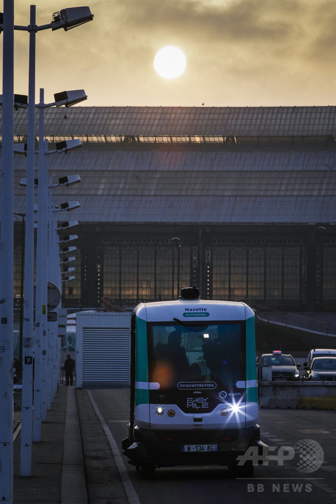 仏パリで無人運転シャトルバスの試験走行開始