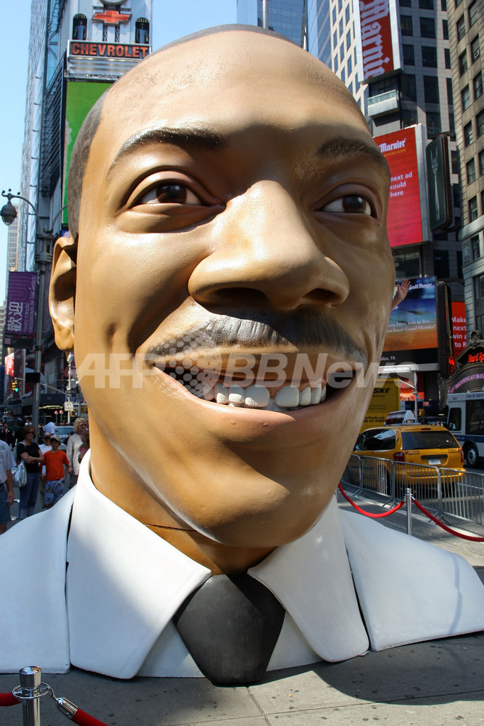 映画『デイブは宇宙船』、エディ・マーフィーの巨大レプリカ出現