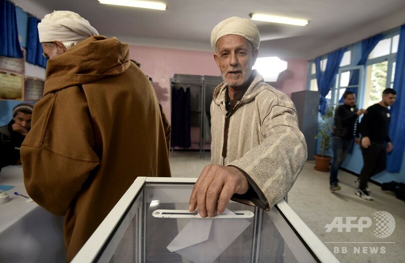 アルジェリア大統領選、デモで混乱 投票所襲撃も