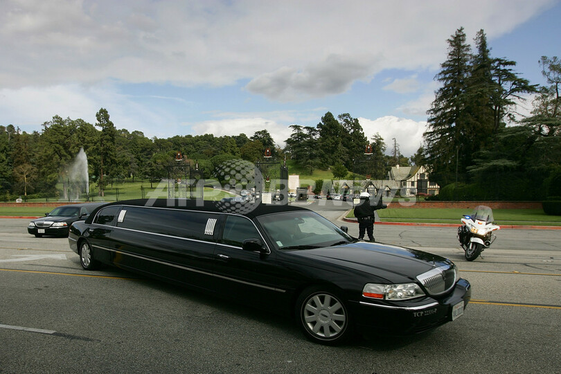 エリザベス・テイラーさんを埋葬、親友マイケルの近くに