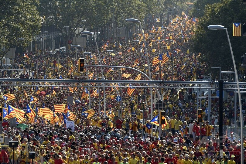 カタルーニャで独立派デモに数十万人、住民投票求め巨大人文字