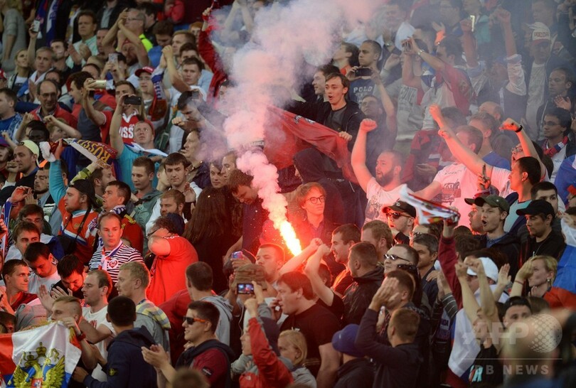 ファンによる騒動続く、警察が催涙ガスや閃光弾放つ 欧州選手権