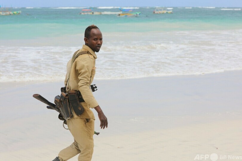 ソマリア首都のビーチで自爆・乱射、37人死亡
