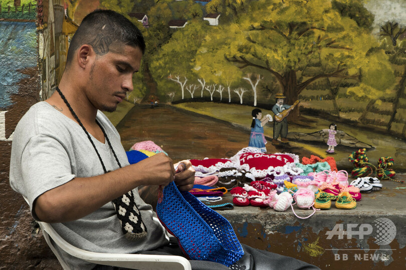 刑務所で編み物にパン作り、元ギャング社会復帰への道 エルサルバドル【再掲】