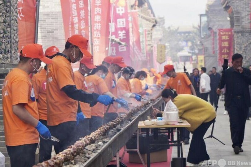 全長256メートル！  1トンの羊肉を使った世界最長串焼き=中国