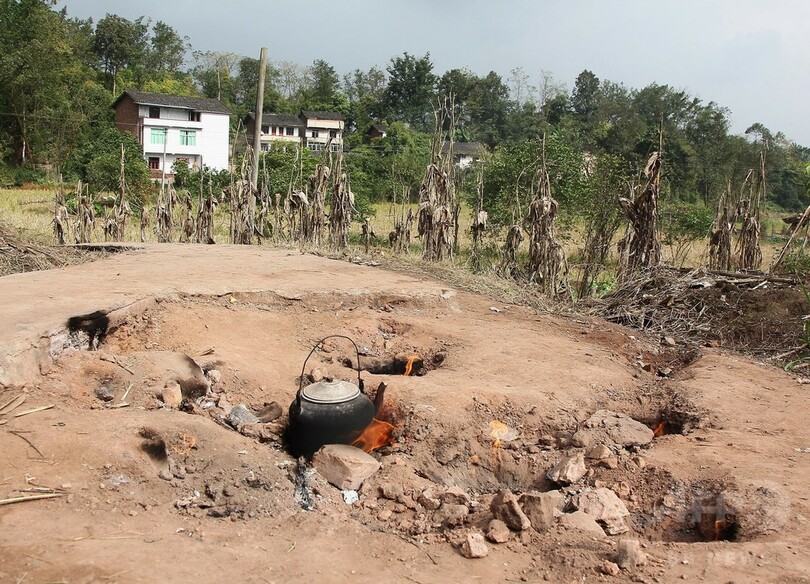 50年以上 地面から炎が上がり続ける空き地 中国 重慶 写真5枚 国際ニュース Afpbb News