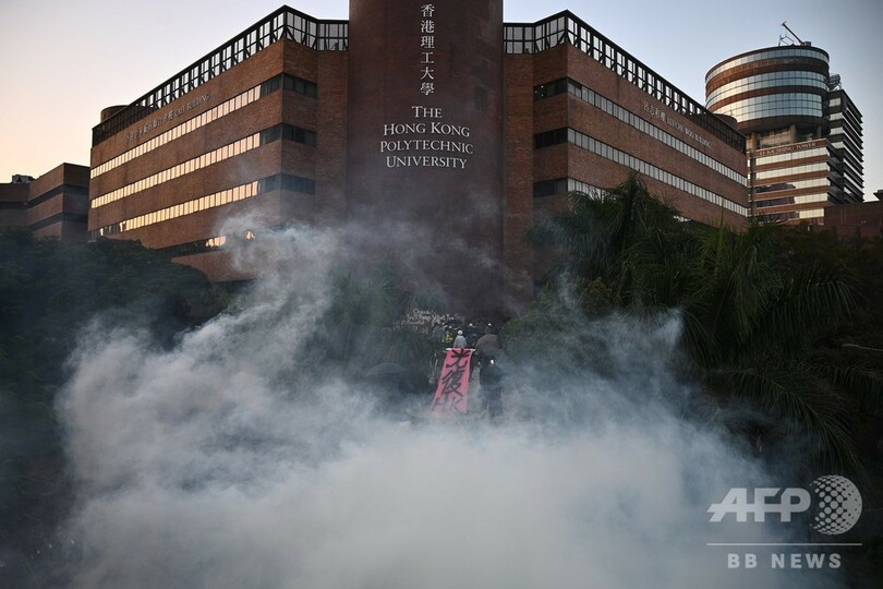 香港、大学周辺でデモ隊が火炎瓶 「実弾」使用やむを得ないと警察
