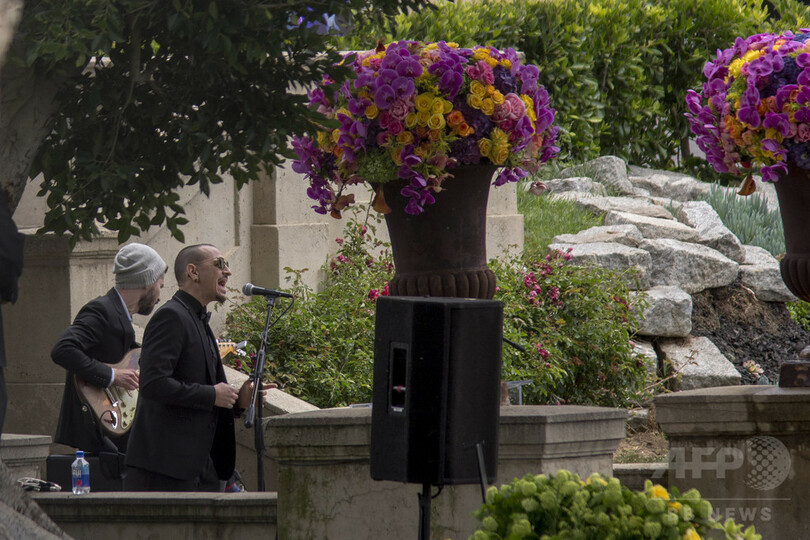 C・ベニントンさん、自殺と断定 親友の故C・コーネルさん誕生日に