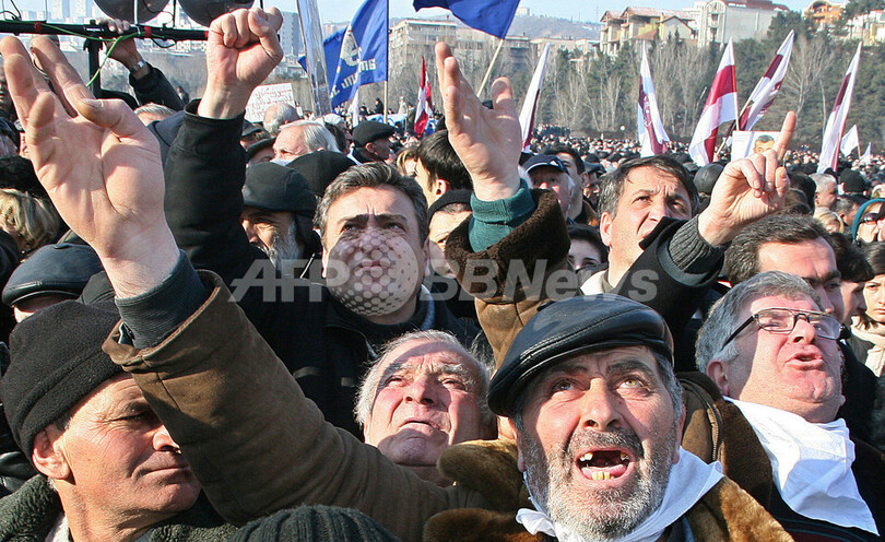 グルジアのサーカシビリ大統領が就任