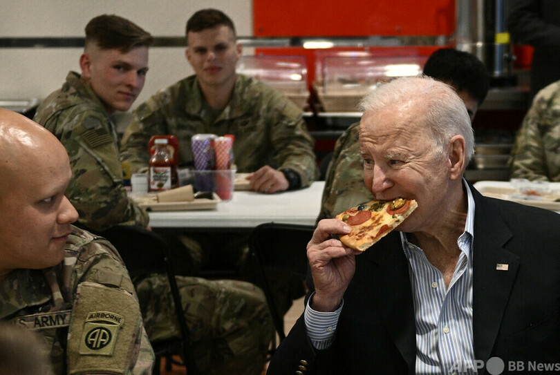 【🍕】バイデン大統領、訪問先のポーランドでピザを食べてしまう
