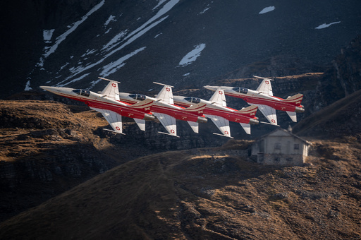 高山の上を舞う、スイス空軍の航空ショー 写真15枚 国際ニュース