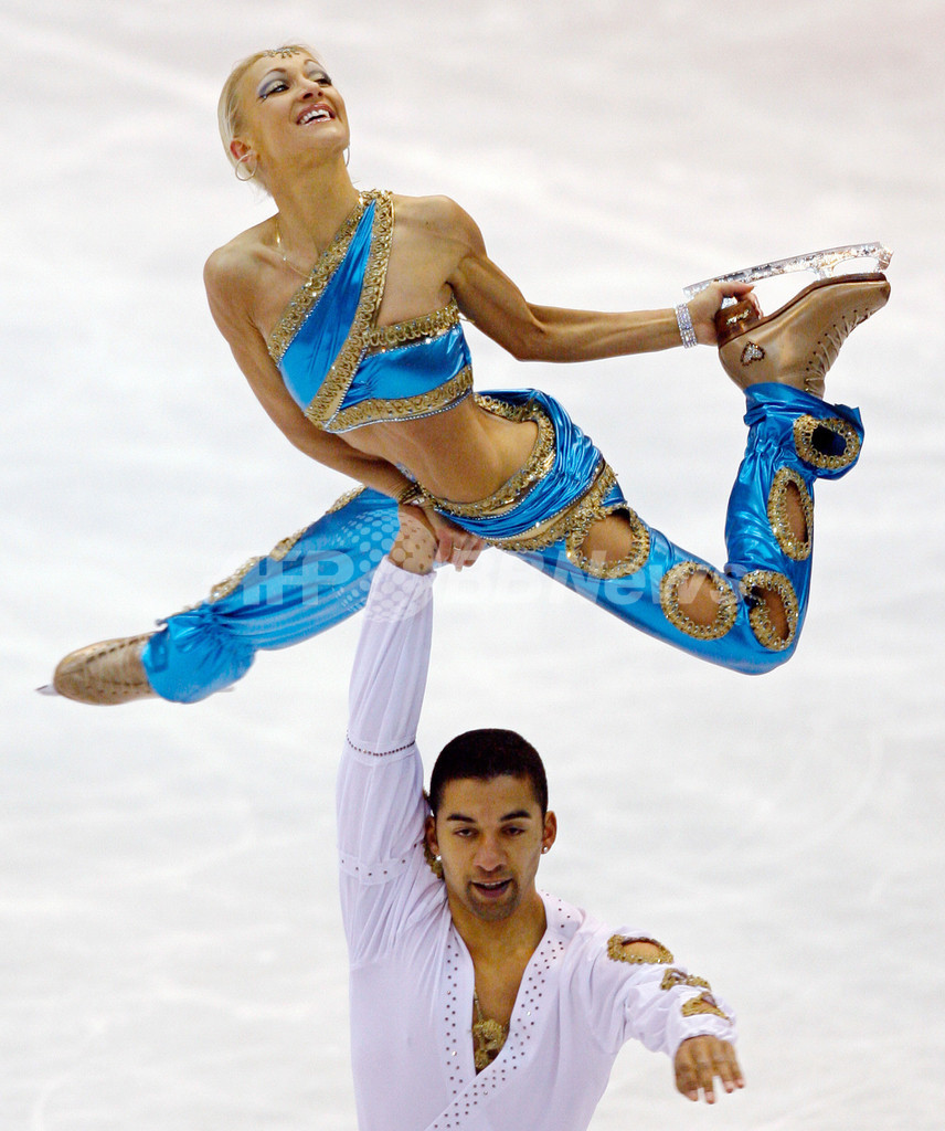 サフチェンコ/ショルコウィー組 NHK杯ペアSPで首位 写真6枚 国際ニュース:AFPBB News