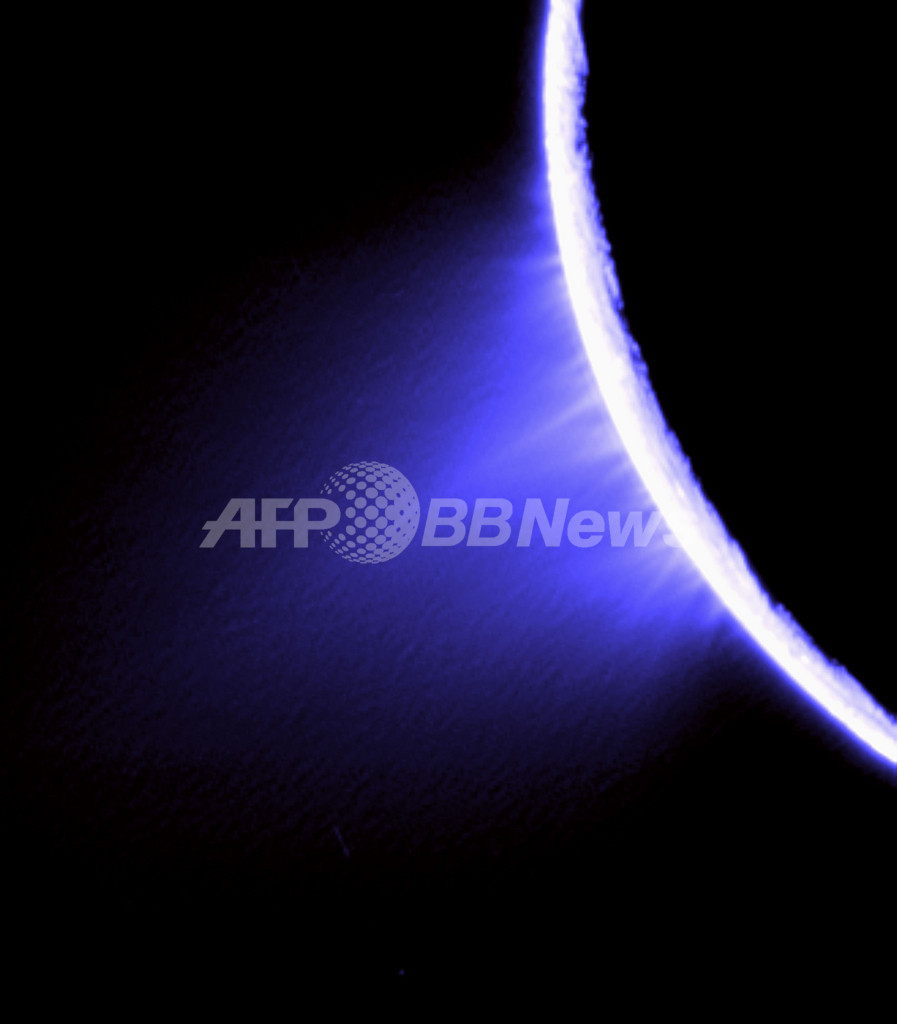 土星の衛星に液体の海が存在か、生命体探査にも期待 土星の衛星に液体の海が存在か、生命体探査にも期待
