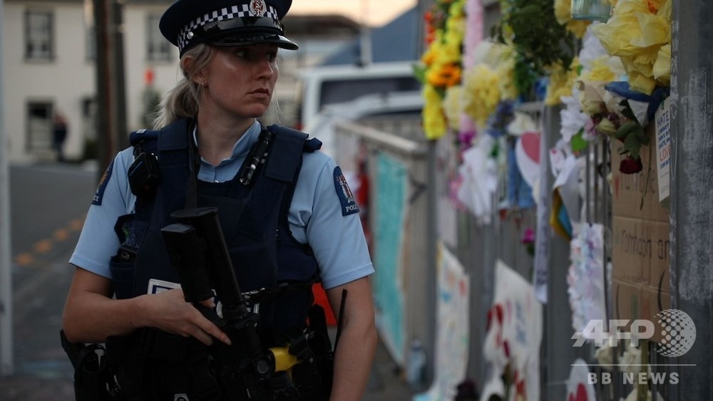 動画:NZ銃乱射事件、首都で半旗 モスク前では犠牲者追悼 写真1枚 国際ニュース:AFPBB News