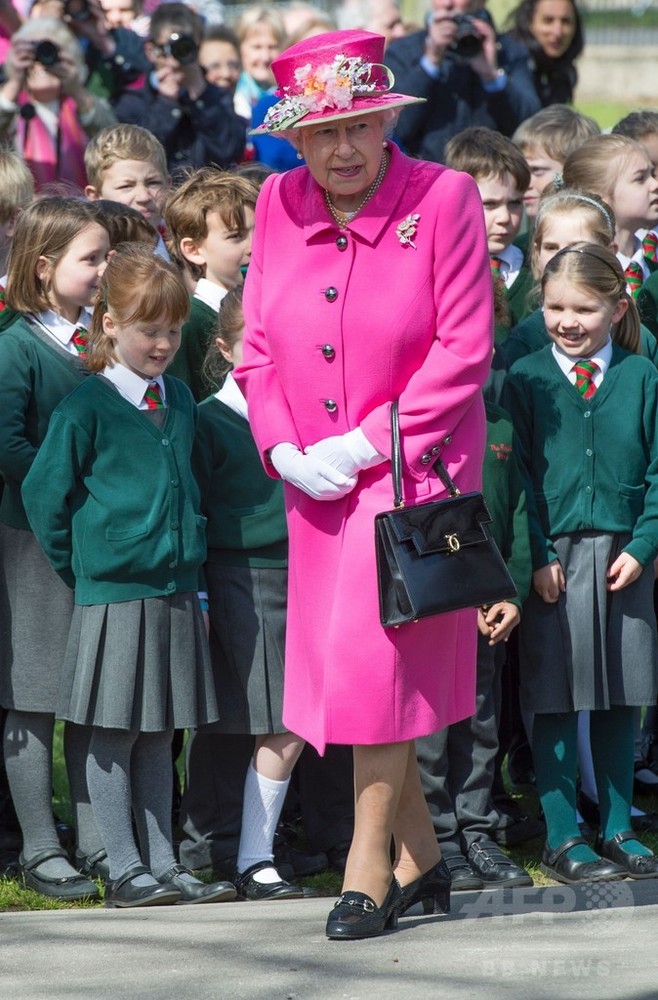 英エリザベス女王90歳、祝福の大歓声 写真31枚 国際ニュース：AFPBB News