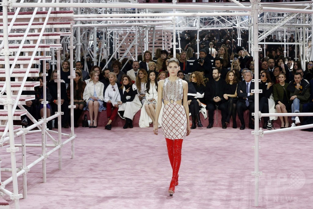 50～70年代の要素を取り入れた新たな女性像を提案、「ディオール」15年春夏オートクチュール