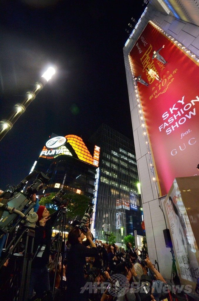 ビル壁面で「垂直ファッションショー」、東京・銀座