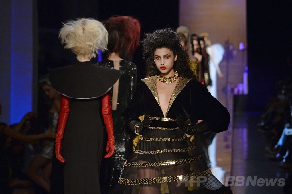 「ひげ面の女装歌手」も登場、J.P.ゴルチエ14/15年秋冬オートクチュール