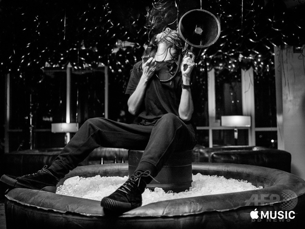 「アップル ミュージック ファション」アレックス登場