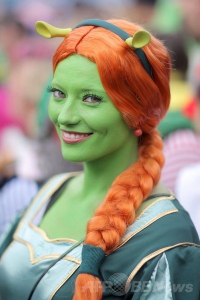 ドイツで「女性のカーニバル」、シーズン幕開け華々しく祝う