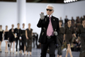 フランス・パリ市内で発表された｢シャネル（CHANEL）｣13年春夏コレクションのフィナーレに登場したデザイナーのカール・ラガーフェルド（Karl Lagerfeld、2012年10月2日撮影）。(c)AFP/MARTIN BUREAU