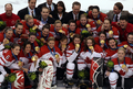 2010年%%バンクーバー冬季五輪%%、アイスホッケー女子決勝、カナダ対米国。金メダルを手にポーズをとるカナダの選手たち。（2010年2月25日撮影）(c)AFP/Getty Images/Alex Livesey
