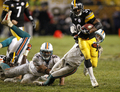 ドルフィンズのディフェンス陣のタックルを振り切って走るスティーラーズのRBウィリー・パーカー（%%Willie Parker%%、右）。(c)AFP/Getty Images Gregory Shamus