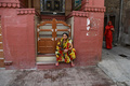 インド・ビカネールの旧市街にあるハベリーの前で座る人（2018年12月4日撮影）。(c)CHANDAN KHANNA / AFP