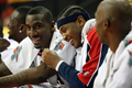 ベンチで笑顔を見せる米国のアマレ・スタウドマイアー（%%Amare Stoudemire%%）とカーメロ・アンソニー（%%Carmelo Anthony%%）。(c)AFP/Getty Images Jamie Squire