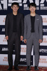 韓国・ソウルで行われた、映画『西部戦線』のメディア試写会に臨む、俳優のソル・ギョング（左）とヨ・ジング（2015年9月15日撮影）。(c)STARNEWS