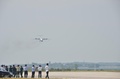 AG600の着陸を見守る空港職員（2018年8月26日撮影）。(c)CNS/熊東東