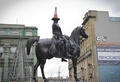 英スコットランドのグラスゴー（Glasgow）市内で、頭部にカラーコーンを載せられたウェリントン公（Duke of Wellington）の像（2013年11月13日撮影）。(c)AFP/ANDY BUCHANAN