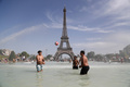 仏パリのトロカデロ広場の噴水で水遊びをする人々（2019年6月28日撮影、資料写真）。(c)Zakaria ABDELKAFI / AFP