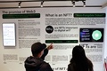 米ワシントン州にオープンした「シアトルNFTミュージアム」（2022年1月29日撮影）。(c)Jason Redmond / AFP