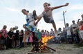 伝統的なスラブ民族の祭り「イワン・クパーラ（Ivan Kupala）の夜」が6日、東欧各地で行われた。起源をキリスト教以前にまでさかのぼるというこの祭りでは、人々が花輪を編んだり、たき火を飛び越えたり、裸で泳いだりして祝う。

写真はベラルーシ南部トゥーロフ（Turov）で、たき火を飛び越える少女たち（2013年7月6日撮影）。(c)AFP/VIKTOR DRACHEV
