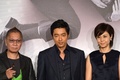 南仏カンヌ（Cannes）で開催中の第66回カンヌ国際映画祭（Cannes Film Festival）で20日、コンペティション部門に出品されている三池崇史（Takashi Miike）監督作『藁の楯』の公式上映が行われ、監督とともに主演の大沢たかお（Takao Osawa）、共演者の松嶋菜々子（Nanako Matsushima）がレッドカーペットを歩いた。この日は、公式上映に先立ち、記者会見とフォトコールも行われた。

写真は、記者会見に出席した（左から）三池監督、大沢、松嶋（2013年5月20日撮影）。(c)AFP/ALBERTO PIZZOLI