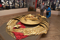 モスクワ（Moscow）の国立現代史博物館（Central Museum of Modern History）にある旧ソビエトの記章を見る市民。（2000年7月3日撮影）(c)AFP/ALEXANDER NEMENOV