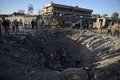 アフガニスタンの首都カブールで爆発したトラック爆弾でできたクレーター（2017年5月31日撮影）。(c)AFP/Wakil Kohsar

