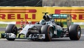 14F1第15戦日本GP（Japan Grand Prix 2014）の予選に臨むメルセデスAMG（Mercedes AMG）のニコ・ロズベルグ（Nico Rosberg、2014年10月4日撮影）。(c)AFP/Toru YAMANAKA