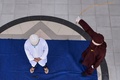 インドネシア・アチェ州のバンダアチェで、公開むち打ち刑を受ける男性（2021年7月8日撮影）。(c)CHAIDEER MAHYUDDIN / AFP