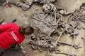 仏東部のアルザス地方で見つかった人骨（2016年6月7日提供）。(c)AFP/INRAP / Michel Christen