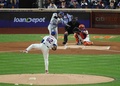 24MLB、ナ・リーグ優勝決定シリーズ（7回戦制）、ニューヨーク・メッツ対ロサンゼルス・ドジャース。1回に先頭打者本塁打を放つロサンゼルス・ドジャースの大谷翔平（左奥、2024年10月17日撮影）。(c)Al Bello/Getty Images/AFP