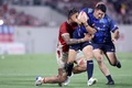 ラグビーテストマッチ、日本対トンガ。トンガのハラレヴァ・フィフィタ（左）のタックルを受ける松田力也（右手前、2023年7月29日撮影）。(c)PAUL MILLER/ AFP