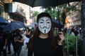 香港でガイ・フォークスの仮面を着用して抗議を行う人（2019年10月1日撮影）。(c)Yan ZHAO / AFP