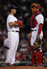 写真は、捕手のジェイソン・バリテック（%%Jason Varitek%%、右）と言葉を交わす松坂。(c)AFP/Getty Images Elsa