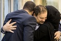 イラン首都テヘランのイマム・ホメイニ国際空港に到着し、子どもたちを抱きしめるマジド・タヘリ氏（中央、2020年6月8日撮影）。(c)MAJID ASGARIPOUR / MEHR NEWS / AFP