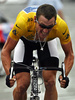 2004年のツール・ド・フランス（Tour de France）で、イエロージャージ「マイヨジョーヌ」を獲得したランス・アームストロング（Lance Armstrong）氏（2004年7月21日撮影）。(c)AFP/MARTIN BUREAU
