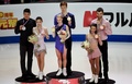 16-17フィギュアスケートグランプリ（GP）ファイナル、ペア・フリースケーティング（FS）。表彰式に臨む（左から）2位の于小雨/張昊組、優勝したエフゲニア・タラソワ/ウラジーミル・モロゾフ組、3位のメーガン・デュアメル/エリック・ラドフォード組（2016年12月9日撮影）。(c)AFP/ANNE-CHRISTINE POUJOULAT