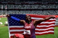 東京五輪、陸上女子砲丸投げ決勝。国旗を掲げて銀メダル獲得を喜ぶ米国のレーベン・サンダーズ（2021年8月1日撮影）。(c)Ben STANSALL / AFP