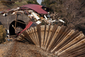 東日本大震災の発生から1か月が過ぎた被災地。写真は宮城県気仙沼市で、津波で持ち上げられたままの線路（2011年4月14日撮影）。(c)AFP/YASUYOSHI CHIBA

&lt;a href=&quot;http://www.afpbb.com/article/disaster-accidents-crime/disaster/2790111/6954516&quot;&gt;&lt;b&gt;【写真特集】地震に襲われた各地の様子&lt;/b&gt;&lt;/a&gt;